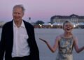 Stellan Skarsgård e Elle Fanning dividem a tela em 'Valor Sentimental'. Imagem: Mer Film / Divulgação.