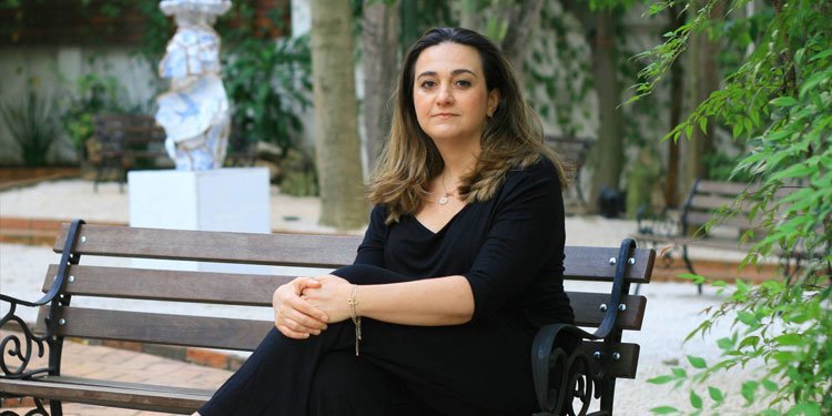 Juliana Belo Diniz desafia o biologicismo e recoloca o sofrimento mental em seu contexto humano. Imagem: Juliana Veronese / Divulgação.