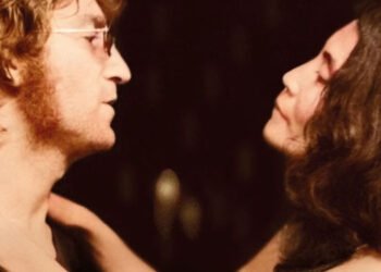 Um dos registros de 'One to One: John & Yoko'. Imagem: Mercury Studios / Divulgação.