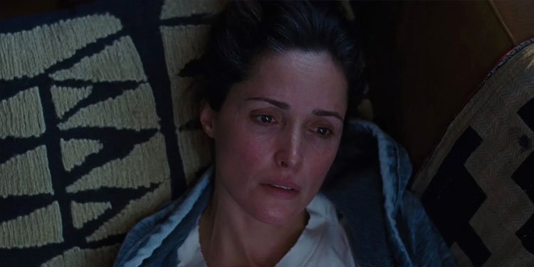 Rose Byrne brilha em 'Se Eu Tivesse Pernas, Eu Te Chutaria'. Imagem: A24 / Divulgação.