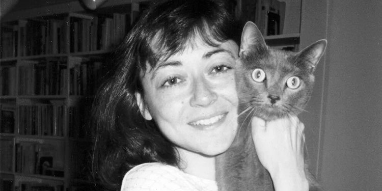 Sigrid Nunez com seu gato durante a década de 1980. Imagem: Reprodução.