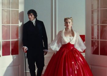 Margot Robbie e Jacob Elordi em 'Morro dos Ventos Uivantes'. Imagem: MRC Film / Divulgação.