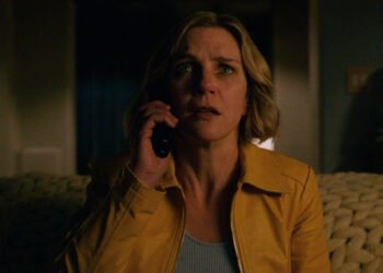 Rhea Seehorn encarna Carol Sturka diante de um mundo em uma violenta transformação. Imagem: High Bridge Productions / Divulgação.