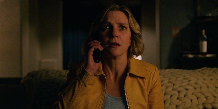 Rhea Seehorn encarna Carol Sturka diante de um mundo em uma violenta transformação. Imagem: High Bridge Productions / Divulgação.