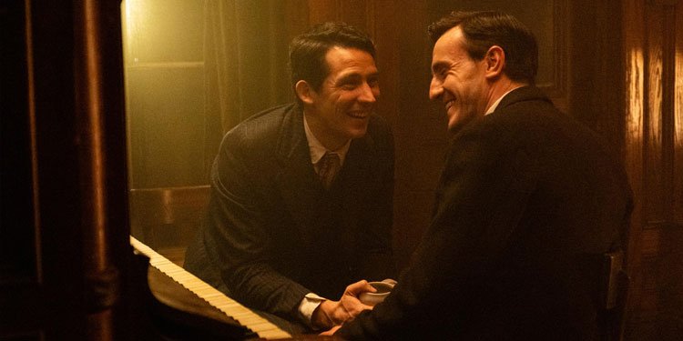 Josh O'Connor e Paul Mescal dão vida aos personagens da história criada por Ben Shattuck. Imagem: Film4 / Divulgação.