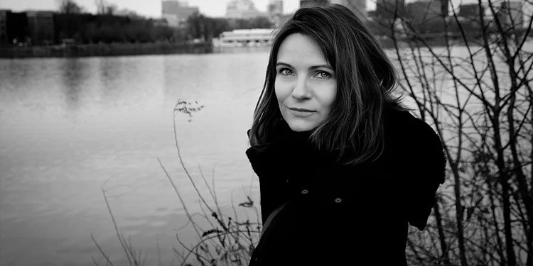 A escritora Manoela Sawitzki. Imagem: Omar Salomão / Divulgação.