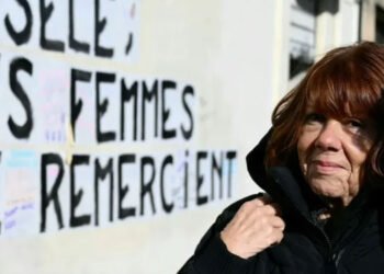 Gisèle Pelicot, autora de um dos livros de memória mais contundentes dos últimos tempos. Imagem: Christophe Simon / AFP / Reprodução.