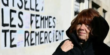 Gisèle Pelicot, autora de um dos livros de memória mais contundentes dos últimos tempos. Imagem: Christophe Simon / AFP / Reprodução.