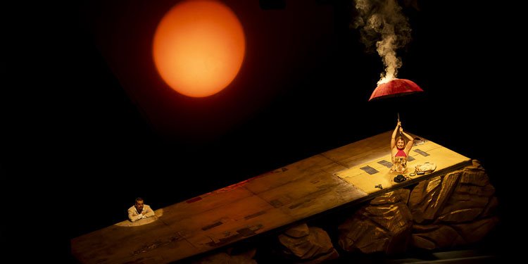 Jopa Moraes e Patrícia Selonk dividem o palco em 'Dias Felizes', encenado durante o Festival de Curitiba. Imagem: Lina Sumizono / Divulgação.