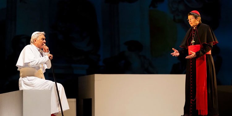 Celso Frateschi e Zé Carlos Machado comando o espetáculo. Imagem: Annelize Tozetto / Divulgação.