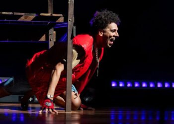 Rafael Souza-Ribeiro em cena em 'Jonathan'. Imagem: Annelize Tozetto / Divulgação.