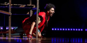 Rafael Souza-Ribeiro em cena em 'Jonathan'. Imagem: Annelize Tozetto / Divulgação.