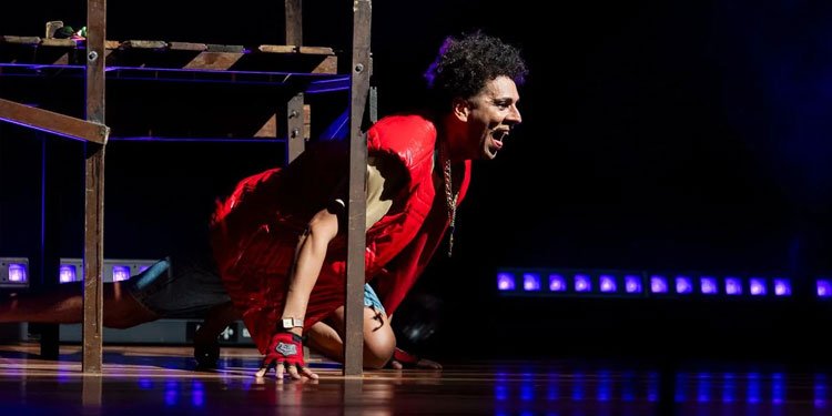 Rafael Souza-Ribeiro em cena em 'Jonathan'. Imagem: Annelize Tozetto / Divulgação.