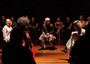 'Peça sobre Peças' tem dramaturgia de Francisco Mallmann e direção de Fernando de Proença. Imagem: Vitor Dias / Divulgação.