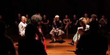 'Peça sobre Peças' tem dramaturgia de Francisco Mallmann e direção de Fernando de Proença. Imagem: Vitor Dias / Divulgação.