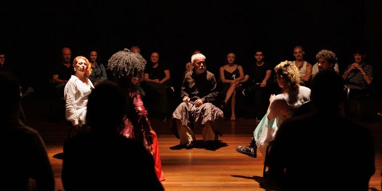 'Peça sobre Peças' tem dramaturgia de Francisco Mallmann e direção de Fernando de Proença. Imagem: Vitor Dias / Divulgação.