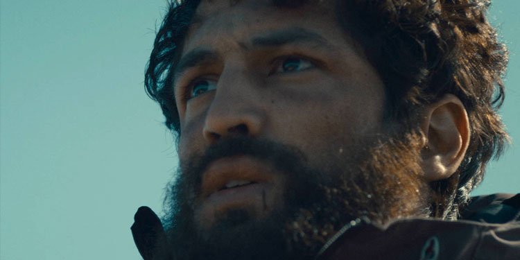 Gabriel Leone estrela a adaptação de 'Barba Ensopada de Sangue'. Imagem: Globoplay / Divulgação.