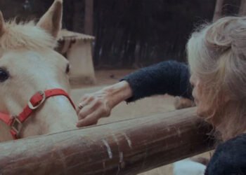 No documentário de Alain Berliner e Elora Thevenet, Brigitte Bardot aparece de costas, em sua fazenda. Imagem: Timpel Pictures / Divulgação.