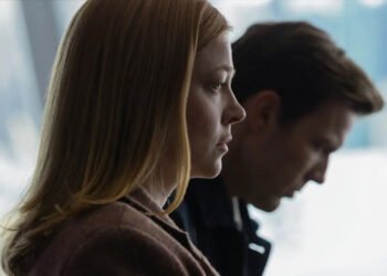 Sarah Snook e Jake Lacy são a família Irvine em 'All Her Fault'. Imagem: Universal Studios / Divulgação.