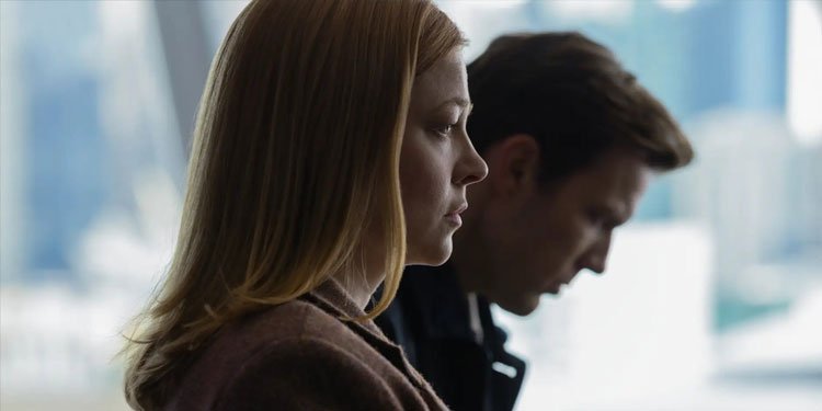 Sarah Snook e Jake Lacy são a família Irvine em 'All Her Fault'. Imagem: Universal Studios / Divulgação.
