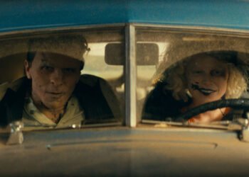 Christian Bale e Jessie Buckley: amor além da vida. Imagem: Warner Bros. / Divulgação.