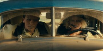 Christian Bale e Jessie Buckley: amor além da vida. Imagem: Warner Bros. / Divulgação.