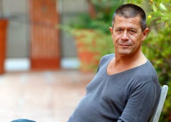 Em 'O Adversário', Emmanuel Carrère reconta um dos crimes mais chocantes da história da França. Imagem: Andreu Dalmau / Reprodução.
