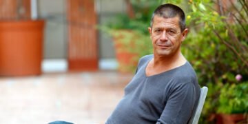 Em 'O Adversário', Emmanuel Carrère reconta um dos crimes mais chocantes da história da França. Imagem: Andreu Dalmau / Reprodução.