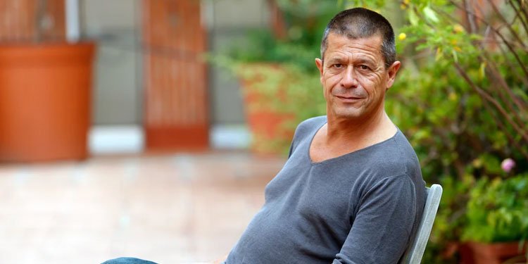 Em 'O Adversário', Emmanuel Carrère reconta um dos crimes mais chocantes da história da França. Imagem: Andreu Dalmau / Reprodução.