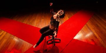 Milla Fernandez é autora e estrela em 'TIP  (Antes que me Queimem Eu Mesma me Atiro no Fogo)'. Imagem: Divulgação.