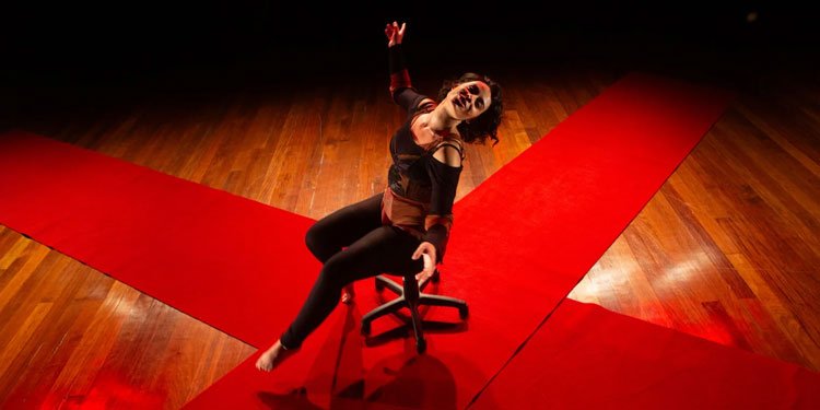 Milla Fernandez é autora e estrela em 'TIP  (Antes que me Queimem Eu Mesma me Atiro no Fogo)'. Imagem: Divulgação.