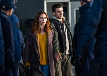 Emily Blunt e Josh O'Connor estrelam a nova produção de Steven Spielberg. Imagem: Universal Studios / Divulgação.