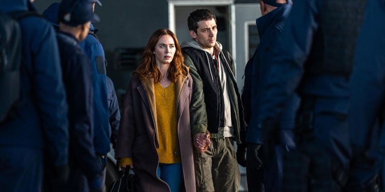 Emily Blunt e Josh O'Connor estrelam a nova produção de Steven Spielberg. Imagem: Universal Studios / Divulgação.