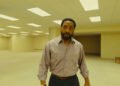 Chiwetel Ejiofor em 'Backrooms: Um Não-Lugar'. Imagem: A24 / Divulgação.