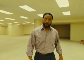 Chiwetel Ejiofor em 'Backrooms: Um Não-Lugar'. Imagem: A24 / Divulgação.