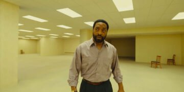 Chiwetel Ejiofor em 'Backrooms: Um Não-Lugar'. Imagem: A24 / Divulgação.