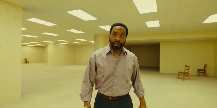 Chiwetel Ejiofor em 'Backrooms: Um Não-Lugar'. Imagem: A24 / Divulgação.