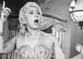 A atriz e comediante Dercy Gonçalves em 'A baronesa transviada' (1957). Imagem: Divulgação.
